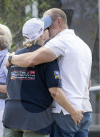 PEOPLE - Zara und Mike Tindall turteln am Magic Millions Festival 