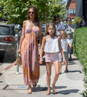 PEOPLE - Alessandra Ambrosio mit ihren Kindern in Brentwood unterwegs