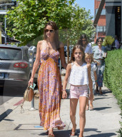 PEOPLE - Alessandra Ambrosio mit ihren Kindern in Brentwood unterwegs