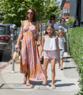 PEOPLE - Alessandra Ambrosio mit ihren Kindern in Brentwood unterwegs