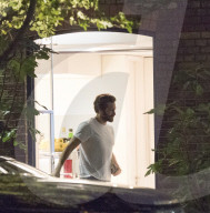 EXKLUSIV -  Jake Gyllenhaal isst ganz alleine sein Dinner