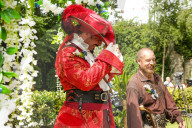 FEATURE - Piratenhochzeit! Captain Jack Sparrow Fan heiratet seine Freundin Sarah