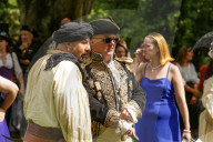FEATURE - Piratenhochzeit! Captain Jack Sparrow Fan heiratet seine Freundin Sarah