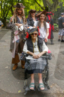 FEATURE - Piratenhochzeit! Captain Jack Sparrow Fan heiratet seine Freundin Sarah
