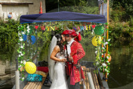 FEATURE - Piratenhochzeit! Captain Jack Sparrow Fan heiratet seine Freundin Sarah