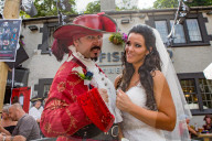 FEATURE - Piratenhochzeit! Captain Jack Sparrow Fan heiratet seine Freundin Sarah