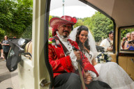 FEATURE - Piratenhochzeit! Captain Jack Sparrow Fan heiratet seine Freundin Sarah