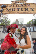 FEATURE - Piratenhochzeit! Captain Jack Sparrow Fan heiratet seine Freundin Sarah