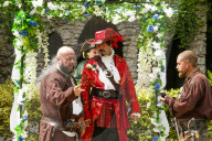 FEATURE - Piratenhochzeit! Captain Jack Sparrow Fan heiratet seine Freundin Sarah