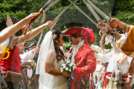 FEATURE - Piratenhochzeit! Captain Jack Sparrow Fan heiratet seine Freundin Sarah