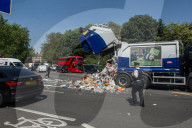 FEATURE - London: Ein Kerichtwagen kippt seine Ladung auf die Strasse