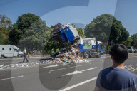 FEATURE - London: Ein Kerichtwagen kippt seine Ladung auf die Strasse