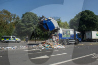 FEATURE - London: Ein Kerichtwagen kippt seine Ladung auf die Strasse
