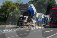 FEATURE - London: Ein Kerichtwagen kippt seine Ladung auf die Strasse