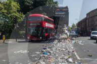 FEATURE - London: Ein Kerichtwagen kippt seine Ladung auf die Strasse