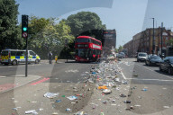 FEATURE - London: Ein Kerichtwagen kippt seine Ladung auf die Strasse