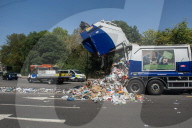 FEATURE - London: Ein Kerichtwagen kippt seine Ladung auf die Strasse