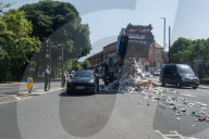 FEATURE - London: Ein Kerichtwagen kippt seine Ladung auf die Strasse