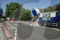 FEATURE - London: Ein Kerichtwagen kippt seine Ladung auf die Strasse