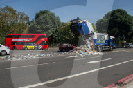FEATURE - London: Ein Kerichtwagen kippt seine Ladung auf die Strasse