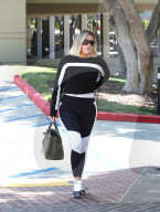 PEOPLE -  Black & White: Khloe Kardashian auf dem Weg ins Gym
