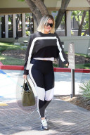 PEOPLE -  Black & White: Khloe Kardashian auf dem Weg ins Gym