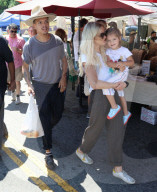 PEOPLE - Ashlee Simpson besucht mit der Familie den Bauernmarkt in L.A.