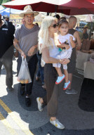 PEOPLE - Ashlee Simpson besucht mit der Familie den Bauernmarkt in L.A.