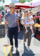 PEOPLE - Ashlee Simpson besucht mit der Familie den Bauernmarkt in L.A.