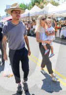 PEOPLE - Ashlee Simpson besucht mit der Familie den Bauernmarkt in L.A.