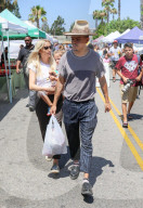 PEOPLE - Ashlee Simpson besucht mit der Familie den Bauernmarkt in L.A.
