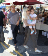 PEOPLE - Ashlee Simpson besucht mit der Familie den Bauernmarkt in L.A.