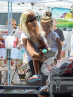 PEOPLE - Ashlee Simpson besucht mit der Familie den Bauernmarkt in L.A.