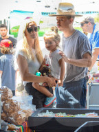 PEOPLE - Ashlee Simpson besucht mit der Familie den Bauernmarkt in L.A.