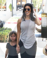 PEOPLE - Kourtney Kardashian lächelt die Trennung von Freund Younes weg