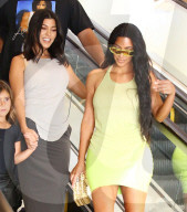 PEOPLE - Kim Kardashian lenkt Schwester Kourtney ab