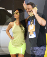 PEOPLE - Kim Kardashian lenkt Schwester Kourtney ab