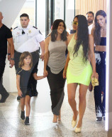 PEOPLE - Kim Kardashian lenkt Schwester Kourtney ab