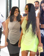 PEOPLE - Kim Kardashian lenkt Schwester Kourtney ab