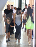 PEOPLE - Kim Kardashian lenkt Schwester Kourtney ab