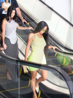 PEOPLE - Kim Kardashian lenkt Schwester Kourtney ab