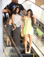 PEOPLE - Kim Kardashian lenkt Schwester Kourtney ab