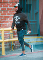 PEOPLE - Zac Efron mit viel Haar im Gesicht in Beverly Hills unterwegs