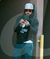 PEOPLE - Zac Efron mit viel Haar im Gesicht in Beverly Hills unterwegs