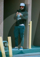 PEOPLE - Zac Efron mit viel Haar im Gesicht in Beverly Hills unterwegs