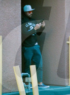 PEOPLE - Zac Efron mit viel Haar im Gesicht in Beverly Hills unterwegs
