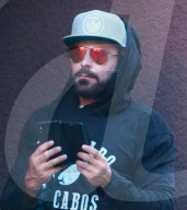 PEOPLE - Zac Efron mit viel Haar im Gesicht in Beverly Hills unterwegs