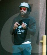 PEOPLE - Zac Efron mit viel Haar im Gesicht in Beverly Hills unterwegs