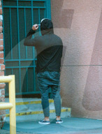 PEOPLE - Zac Efron mit viel Haar im Gesicht in Beverly Hills unterwegs