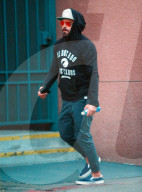 PEOPLE - Zac Efron mit viel Haar im Gesicht in Beverly Hills unterwegs